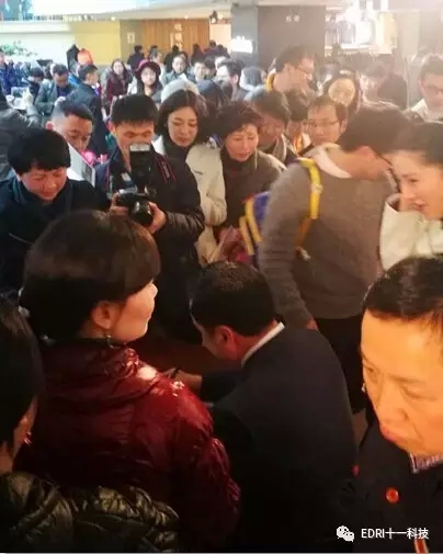 15-讀者排隊(duì)等候簽名，把趙振元圍得水泄不通.webp.jpg