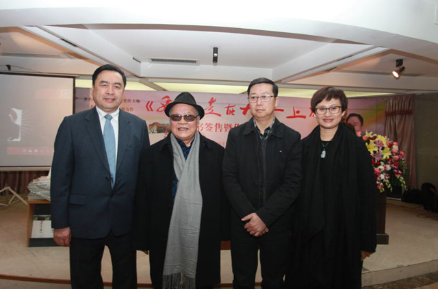 16-趙振元和四川人民出版社社長(zhǎng)黃立新、中外散文詩(shī)學(xué)會(huì)主席、著名作家海夢(mèng)親切合影.jpg