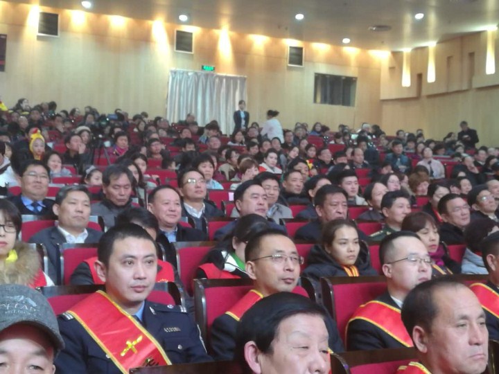2-趙振元同志與袁三軍市委書記、市人大主任李明楨、市政協(xié)主席談得勝、駐鞏義部隊首長等一起觀看晚會.jpg