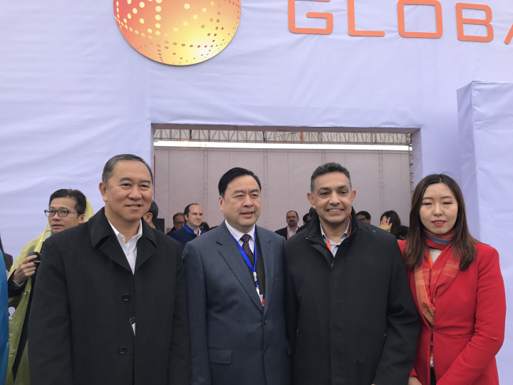 3-趙振元與格羅方德全球首席執(zhí)行官桑杰.賈（右二）、副總裁洪啟財(cái)（左一）等親切合影.jpg