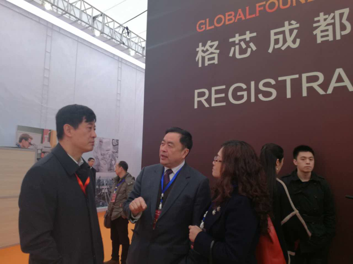 7-趙振元、姚虹副院長(zhǎng)與高新區(qū)管委會(huì)副主任楊東熱情交談.jpg