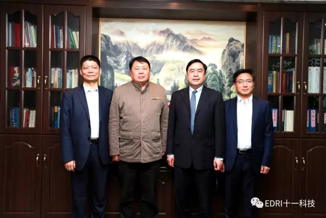 9-趙振元與叢亞?wèn)|、王鵬程、劉成江在辦公室親切合影.webp.jpg