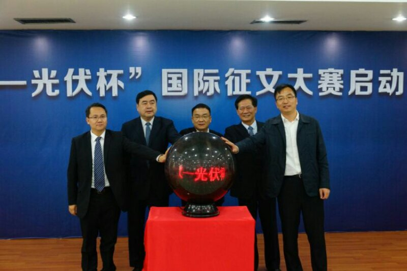 7-趙振元與樊惠林（中）、史建偉（右二）、談得勝（右一）及余才志一起啟動光伏杯散文詩大賽.jpg