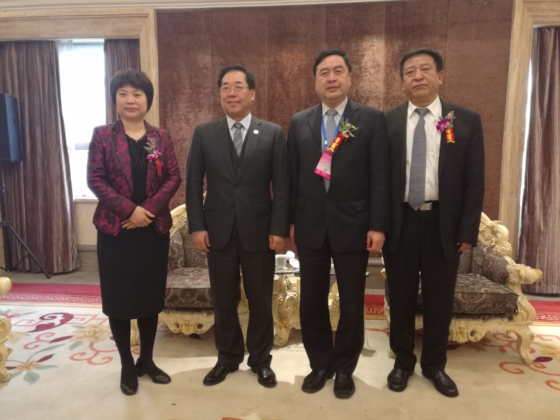 9-趙振元與袁三軍（右一）、孫淑芳（左一）、李中航（左二）親切合影.jpg