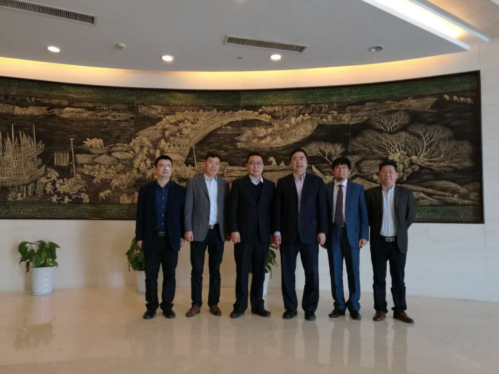 9-趙振元、周安舉、賀奎田、郭明偉與與中天集團(tuán)總裁薛馳、中天科技新能源產(chǎn)業(yè)鏈總經(jīng)理曹紅彬親切合影.jpg