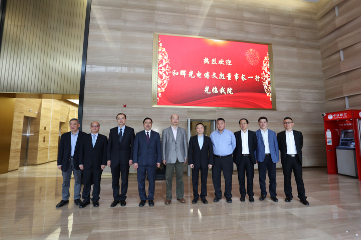 2-趙振元董事長(zhǎng)、白焰高級(jí)副院長(zhǎng)與傅文彪董事長(zhǎng)、卞家駿總裁一行親切合影.jpg