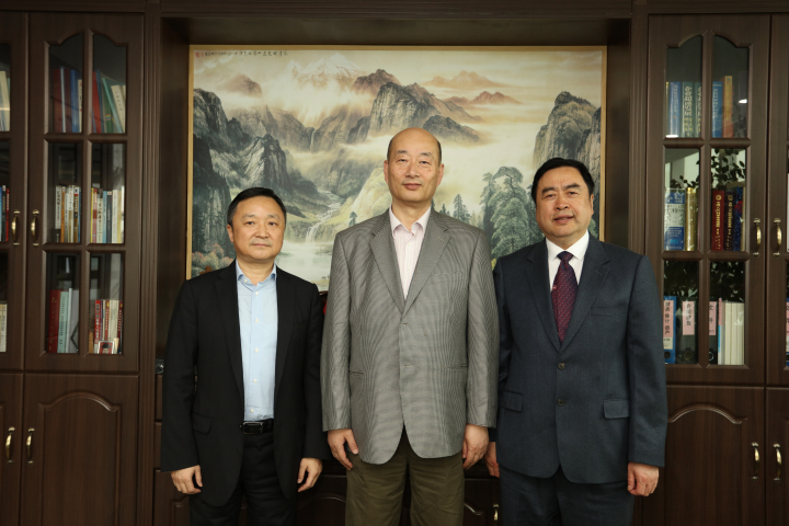 4-趙振元董事長(zhǎng)與傅文彪董事長(zhǎng)、卞家駿總裁在趙振元同志的辦公室親切合影.jpg