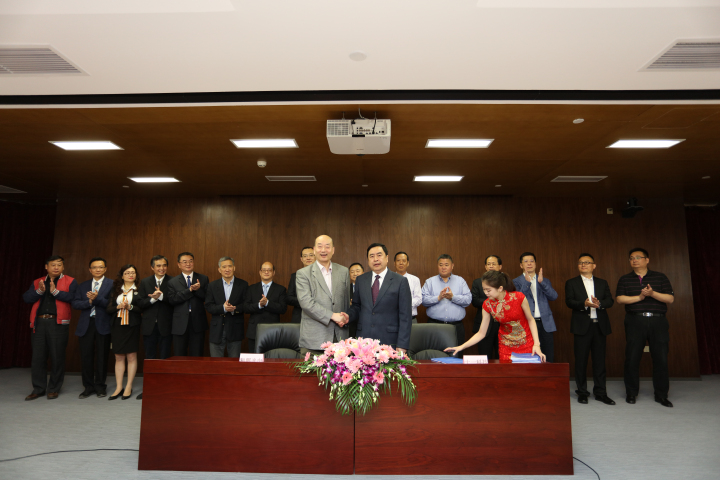 11-簽約成功，趙振元董事長(zhǎng)與傅文彪董事長(zhǎng)親切握手.jpg