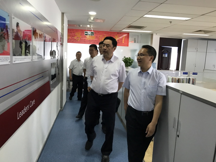 11-趙院長同志參觀天津分院辦公室，并親切看望分院的同志們.jpg