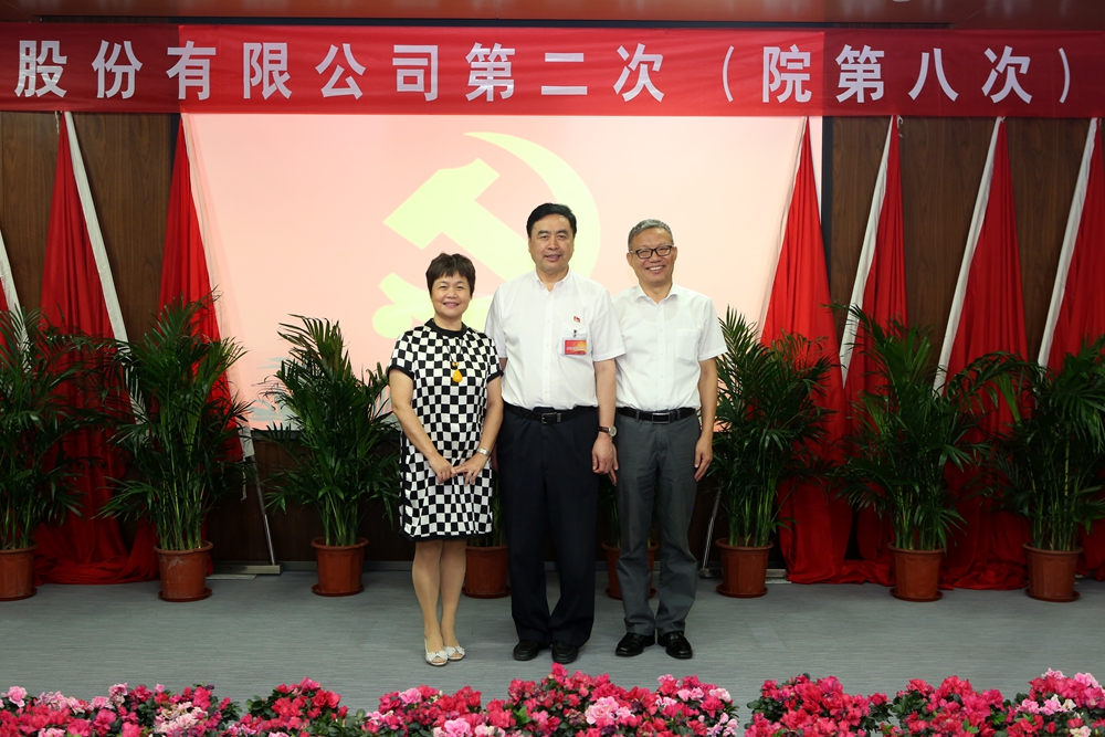 合影-趙振元書(shū)記與太極實(shí)業(yè)黨委書(shū)記褚兵、黨委副書(shū)記兼工會(huì)主席陳月芳合影.jpg